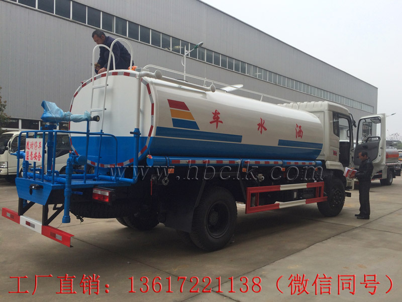 東風(fēng)專底12噸灑水車送車司機(jī)正在檢查出手手續(xù)